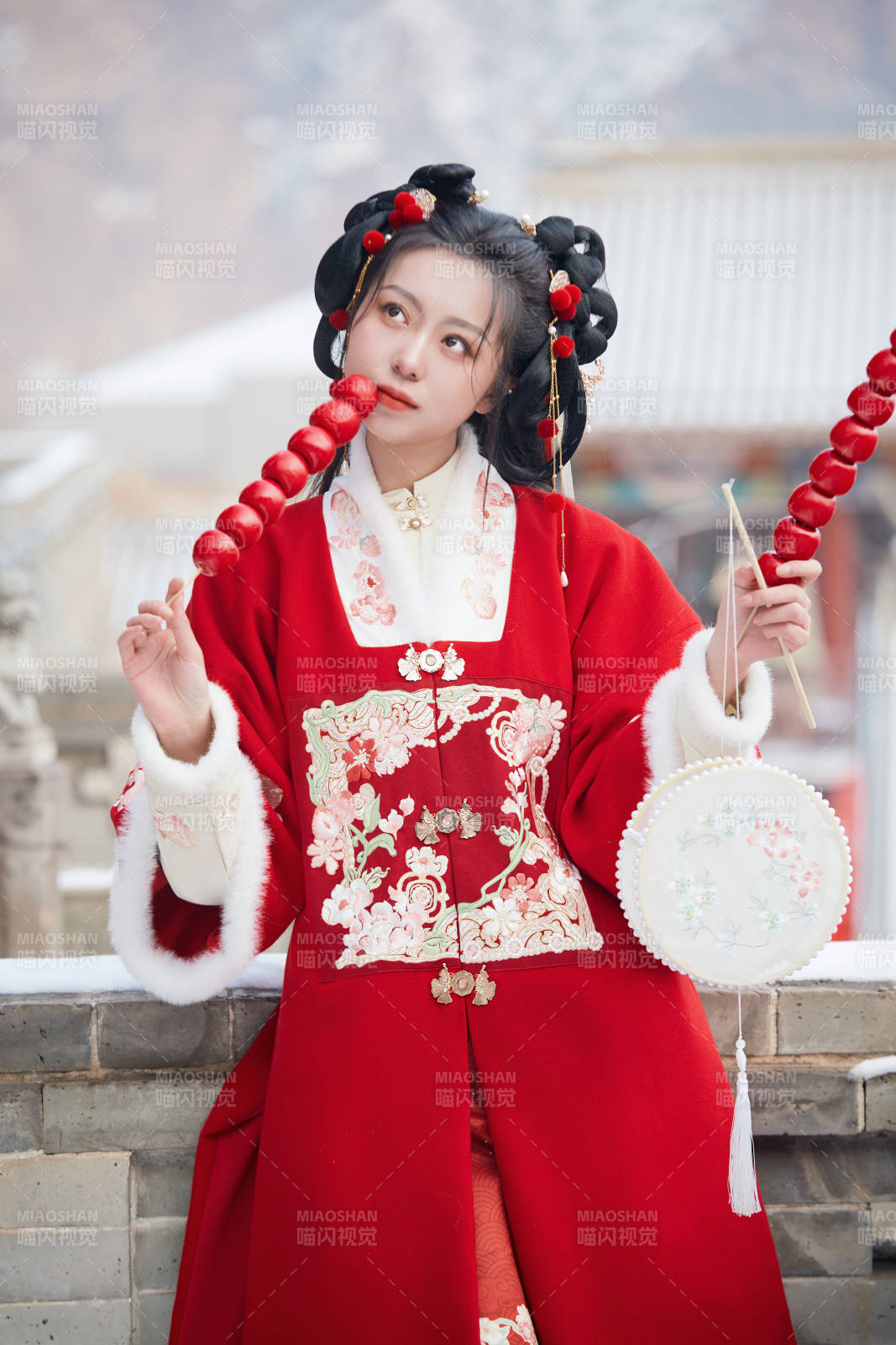 雪天户外身穿中式红色汉服的亚洲少女图片