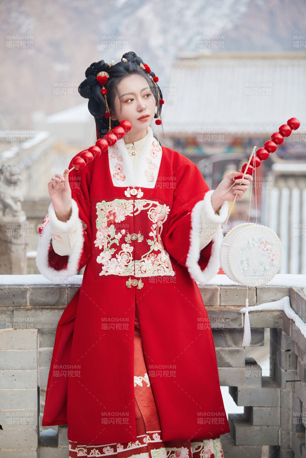 雪天户外身穿中式红色汉服的亚洲少女图片