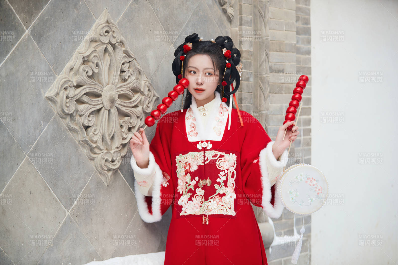 雪天户外身穿中式红色汉服的亚洲少女图片