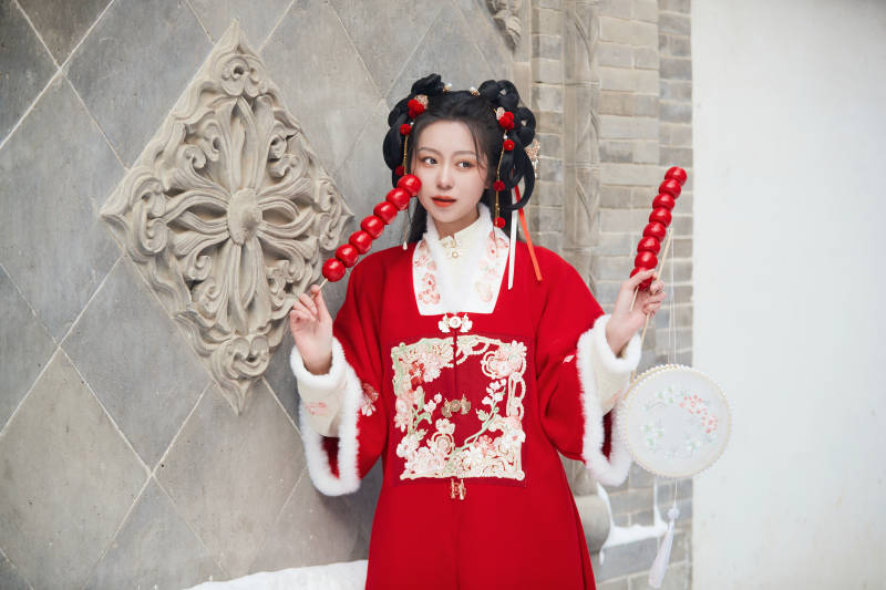 雪天户外身穿中式红色汉服的亚洲少女图片