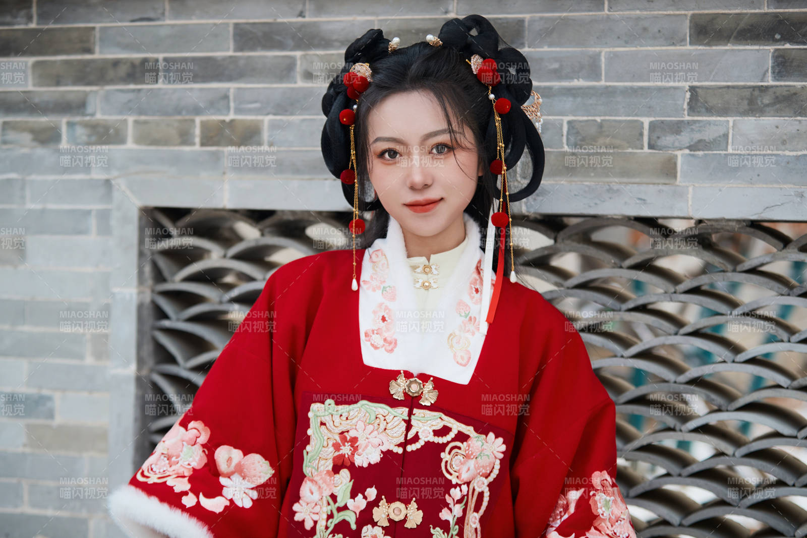 雪天户外身穿中式红色汉服的亚洲少女图片