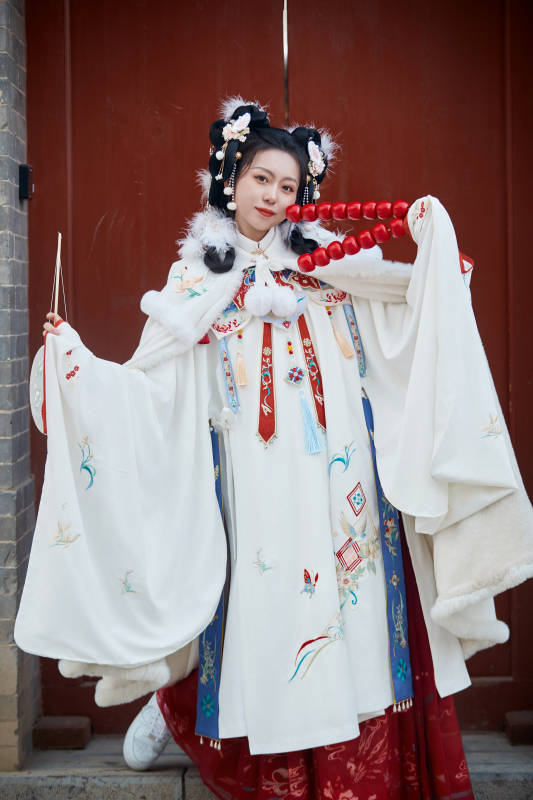 大雪后户外身穿明朝汉服的亚洲少女图片
