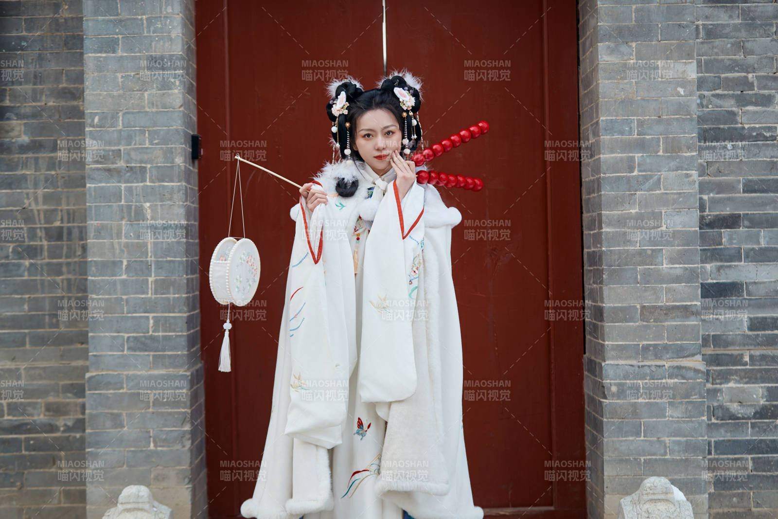 大雪后户外身穿明朝汉服的亚洲少女图片