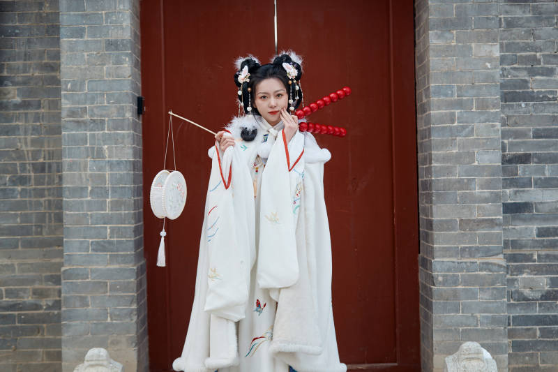大雪后户外身穿明朝汉服的亚洲少女图片