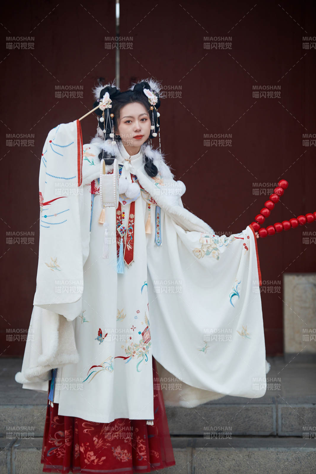 大雪后户外身穿明朝汉服的亚洲少女图片