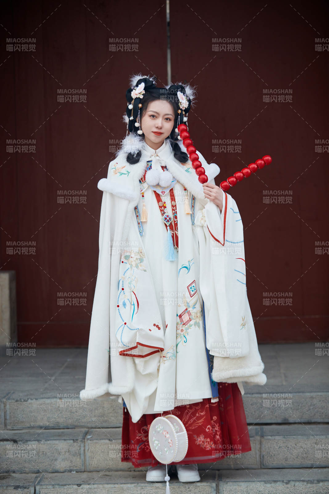 大雪后户外身穿明朝汉服的亚洲少女图片