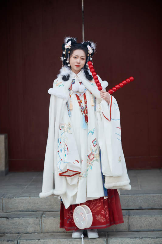 大雪后户外身穿明朝汉服的亚洲少女图片