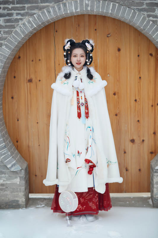 大雪后户外身穿明朝汉服的亚洲少女图片