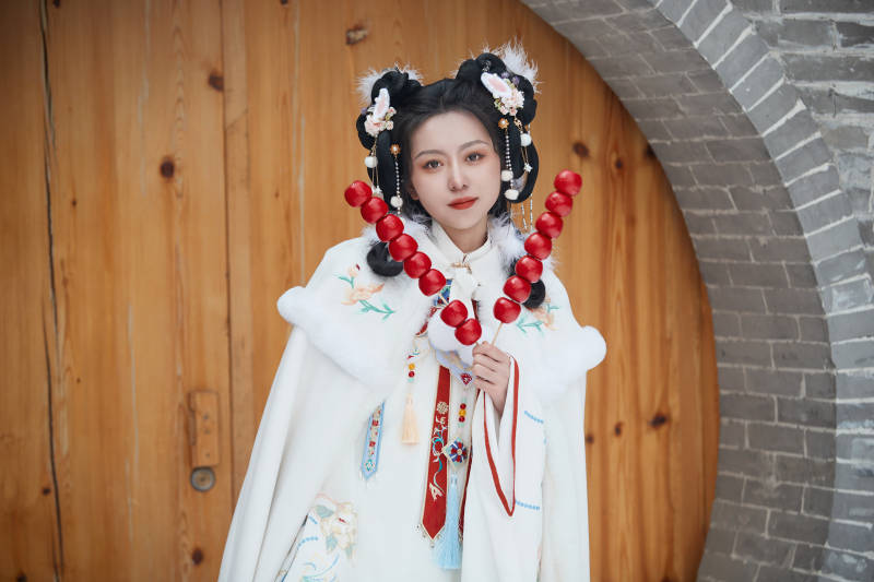 大雪后户外身穿明朝汉服的亚洲少女图片