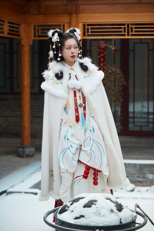 大雪后户外身穿明朝汉服的亚洲少女图片