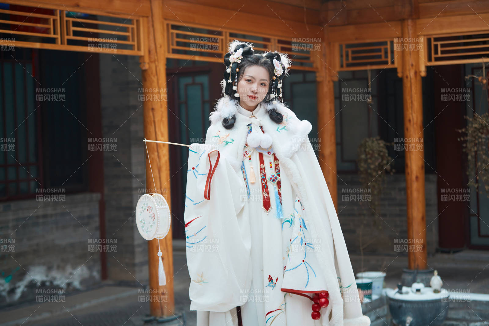 大雪后户外身穿明朝汉服的亚洲少女图片