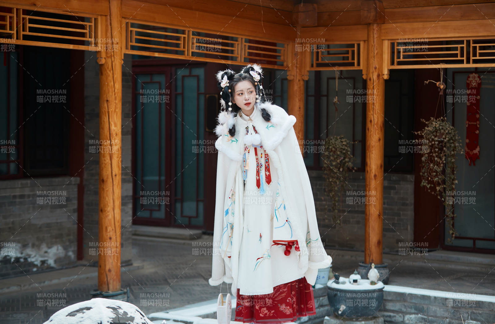 大雪后户外身穿明朝汉服的亚洲少女图片