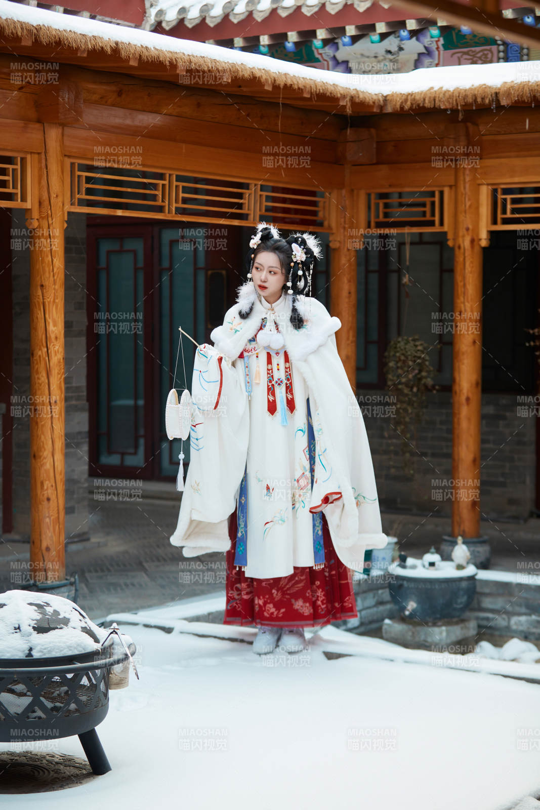 大雪后户外身穿明朝汉服的亚洲少女图片