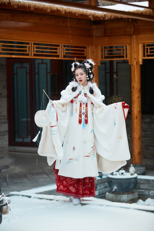大雪后户外身穿明朝汉服的亚洲少女图片