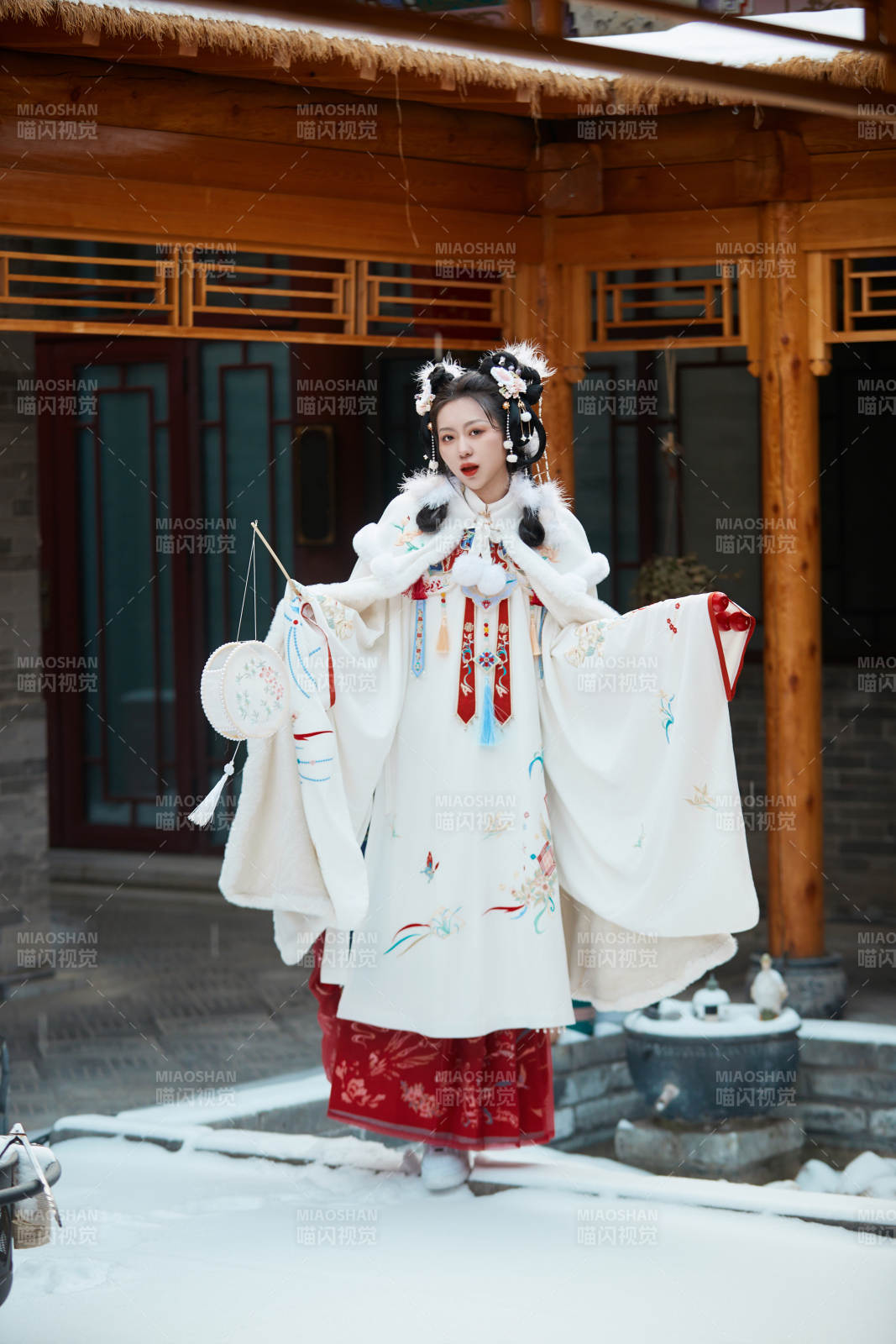 大雪后户外身穿明朝汉服的亚洲少女图片