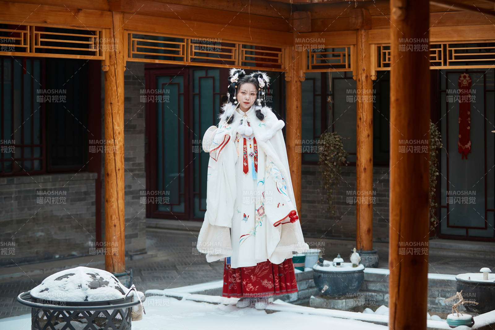 大雪后户外身穿明朝汉服的亚洲少女图片