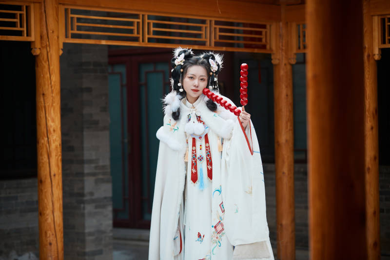 大雪后户外身穿明朝汉服的亚洲少女图片