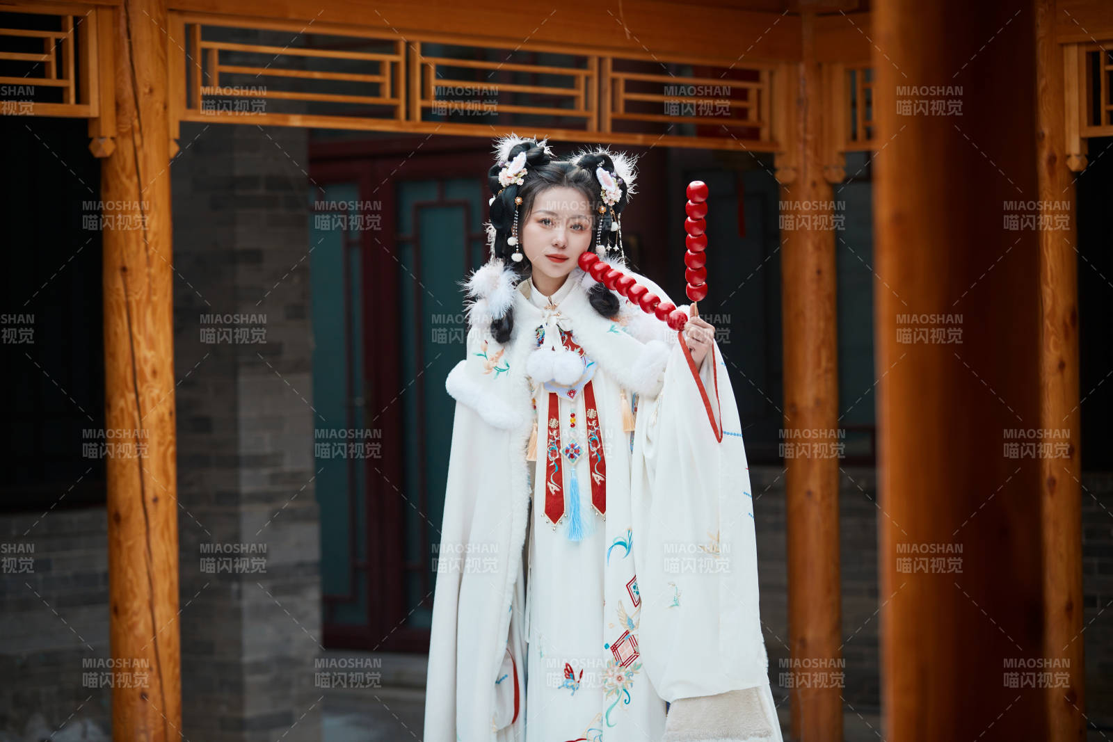 大雪后户外身穿明朝汉服的亚洲少女图片