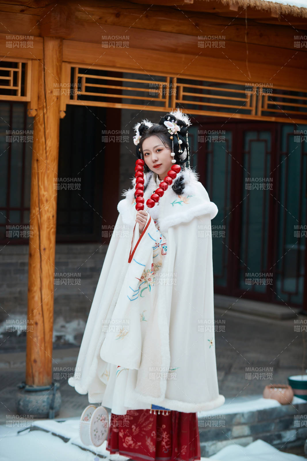 大雪后户外身穿明朝汉服的亚洲少女图片