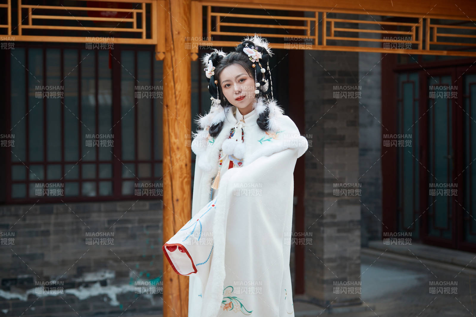 大雪后户外身穿明朝汉服的亚洲少女图片