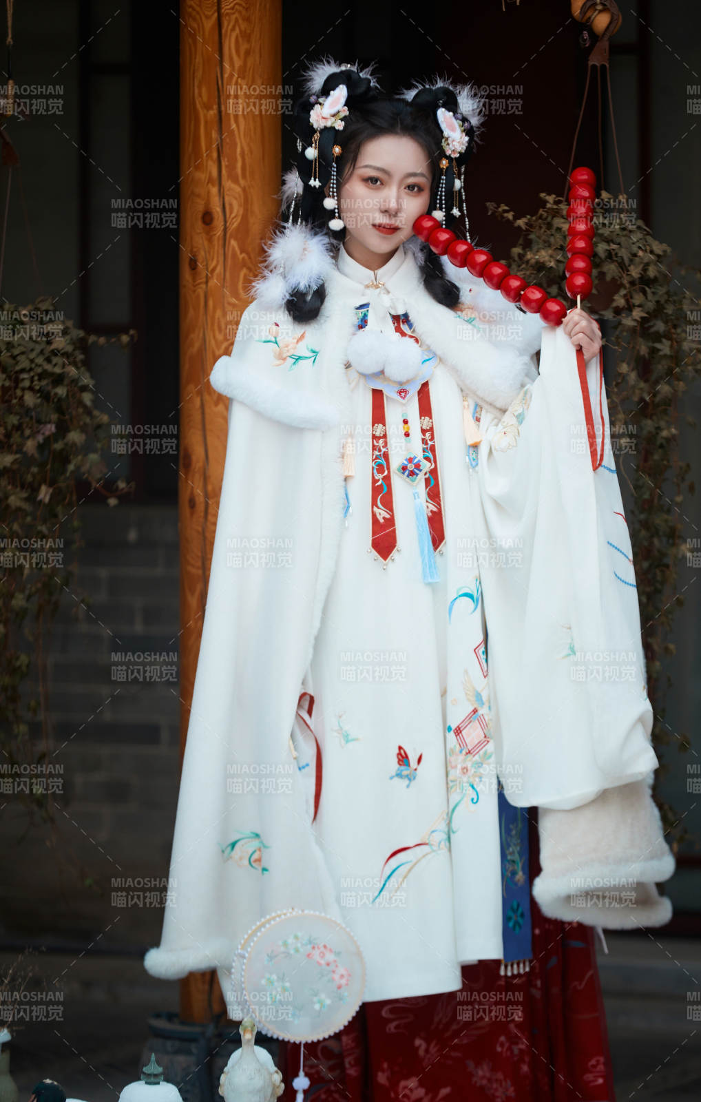大雪后户外身穿明朝汉服的亚洲少女图片