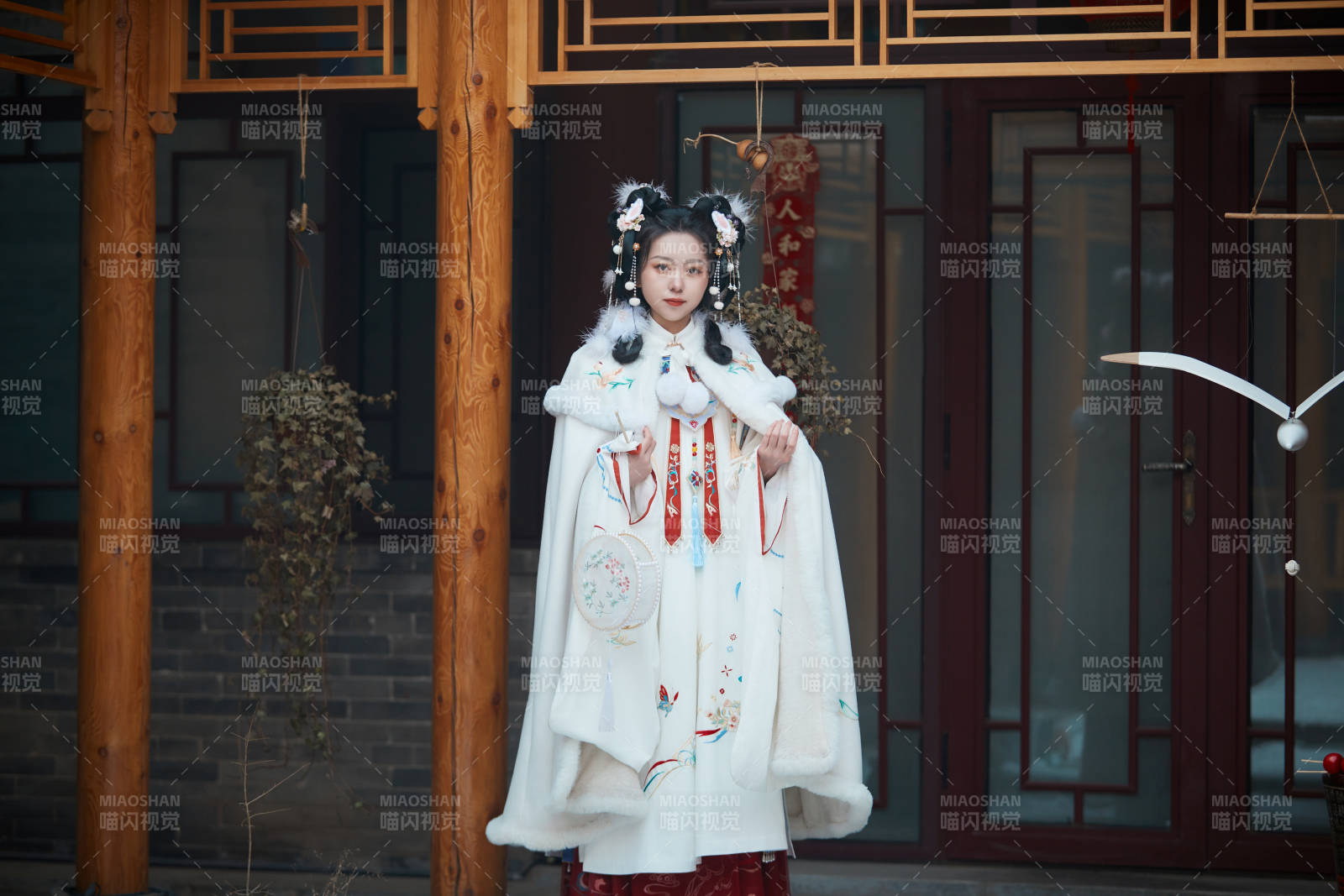 大雪后户外身穿明朝汉服的亚洲少女图片