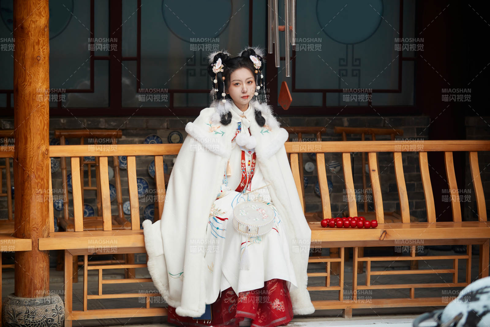 大雪后户外身穿明朝汉服的亚洲少女图片