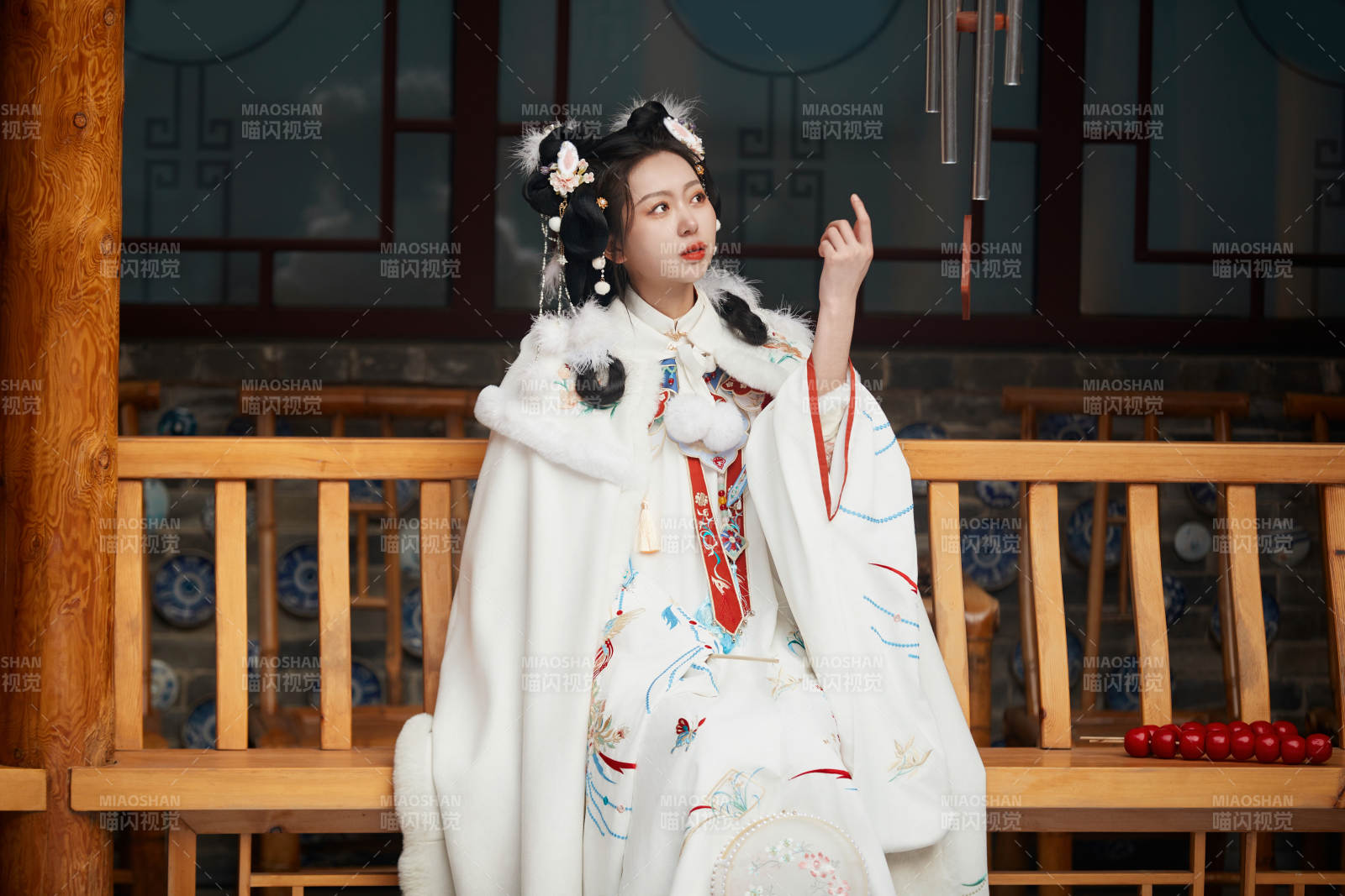 大雪后户外身穿明朝汉服的亚洲少女图片