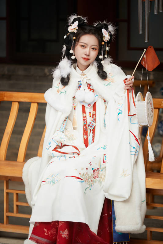 大雪后户外身穿明朝汉服的亚洲少女图片