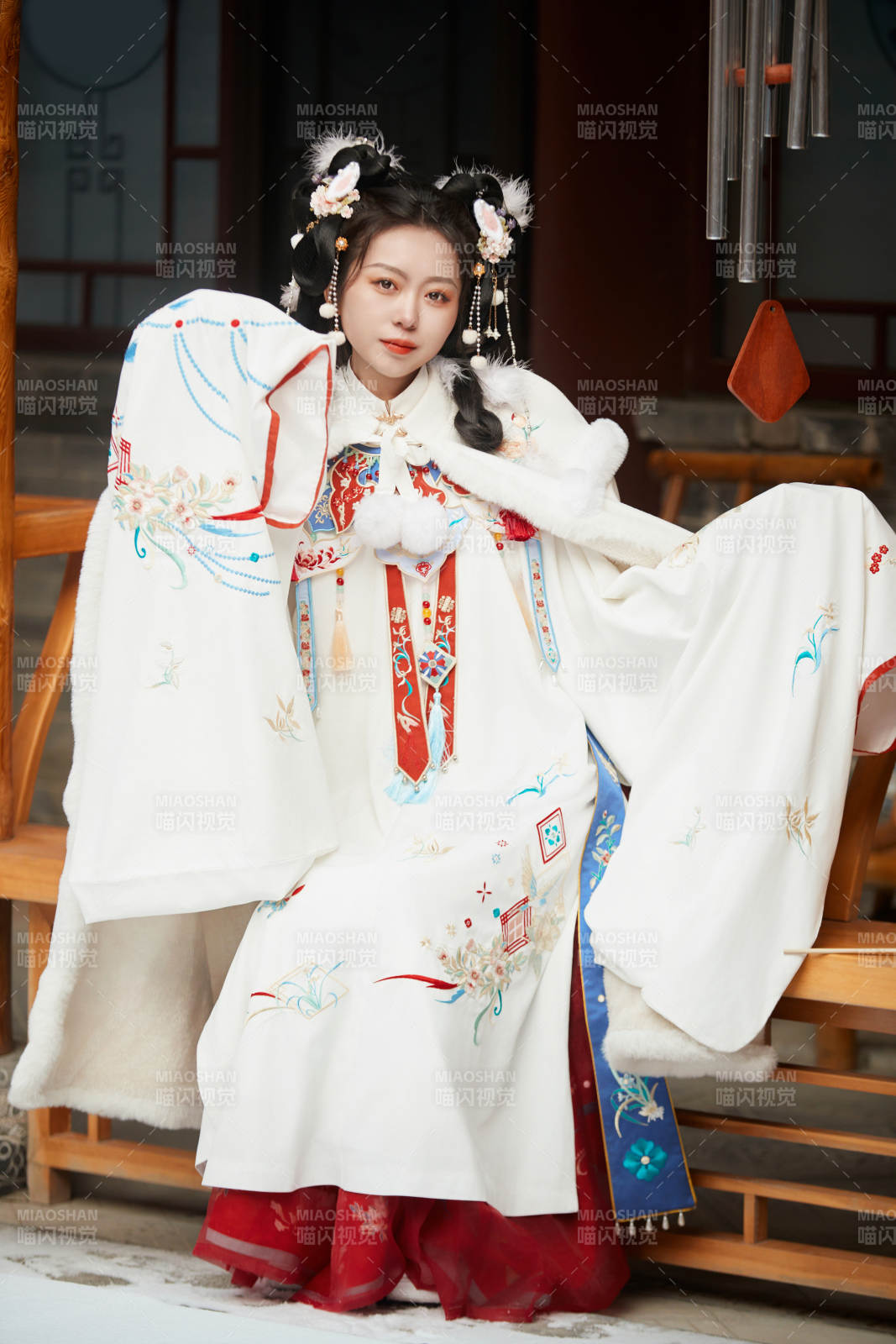 大雪后户外身穿明朝汉服的亚洲少女图片