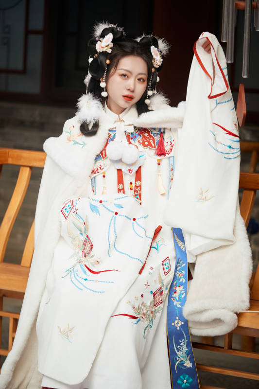 大雪后户外身穿明朝汉服的亚洲少女图片