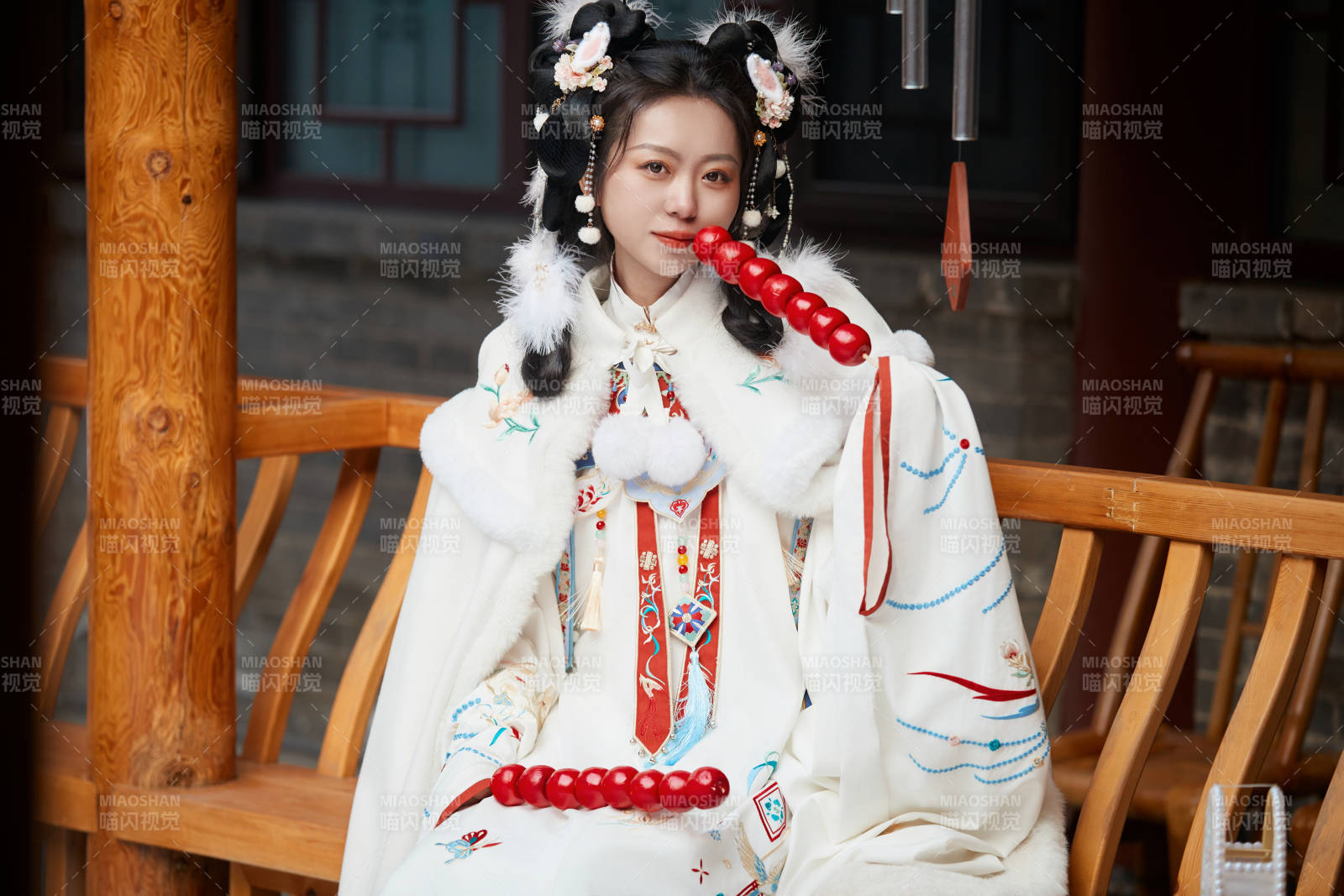 大雪后户外身穿明朝汉服的亚洲少女图片