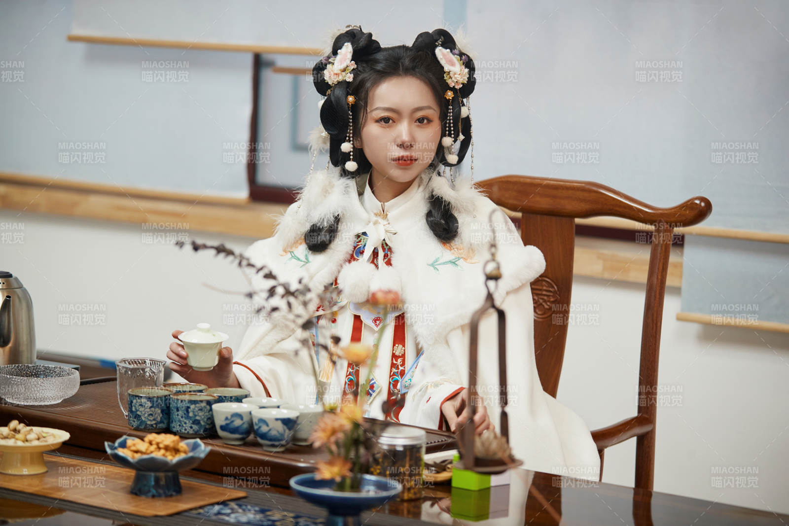 身穿汉服展示茶道文化的亚洲少女图片