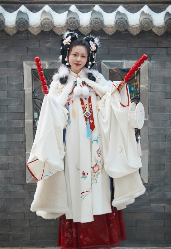 大雪后户外身穿明朝汉服的亚洲少女图片
