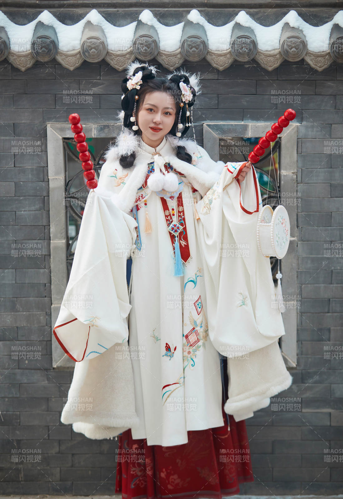 大雪后户外身穿明朝汉服的亚洲少女图片