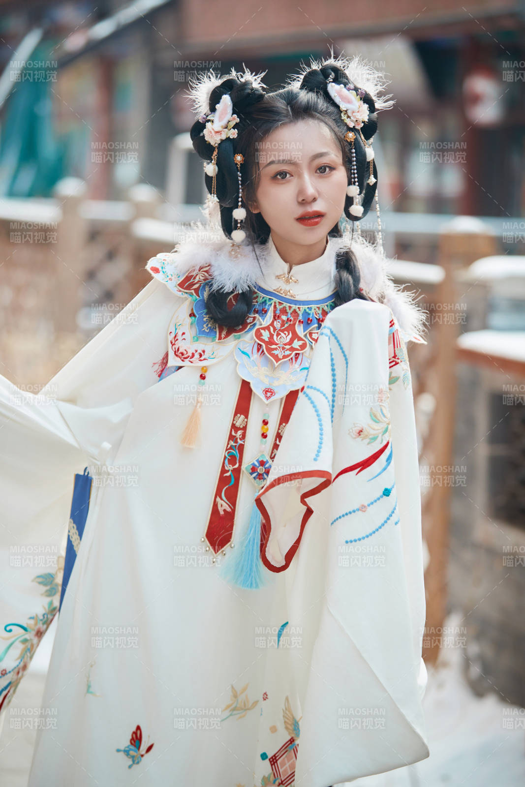 大雪后户外身穿明朝汉服的亚洲少女图片