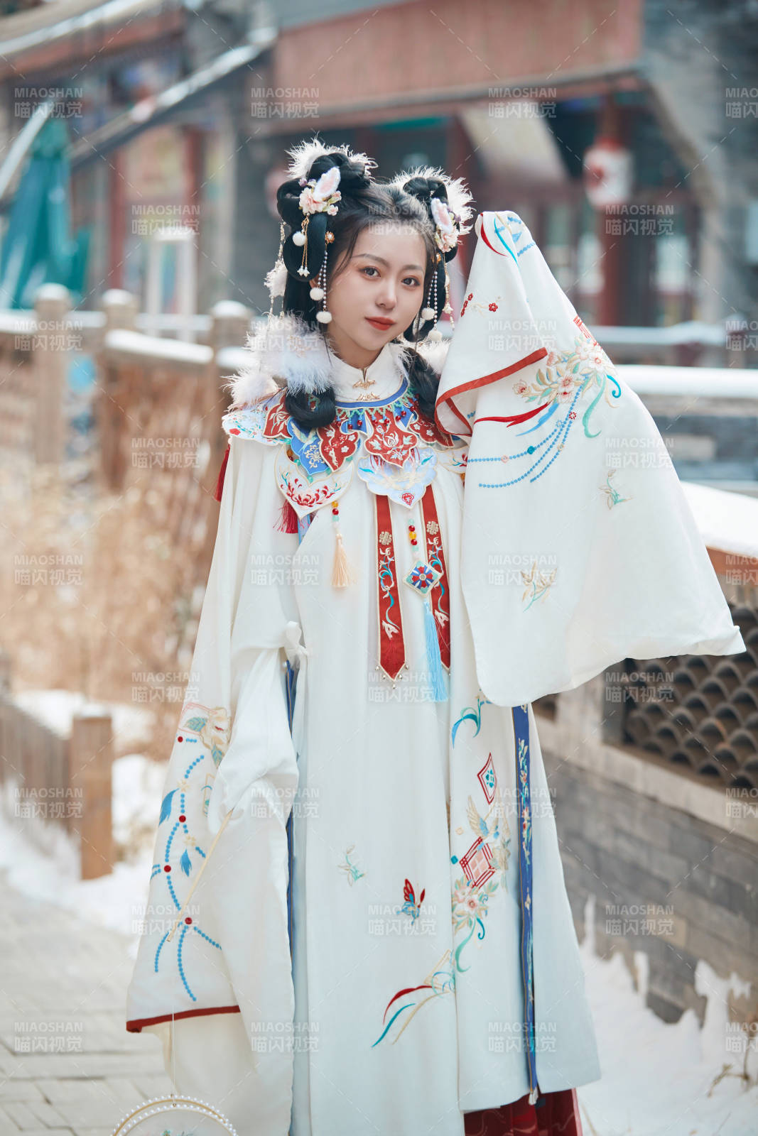 大雪后户外身穿明朝汉服的亚洲少女图片