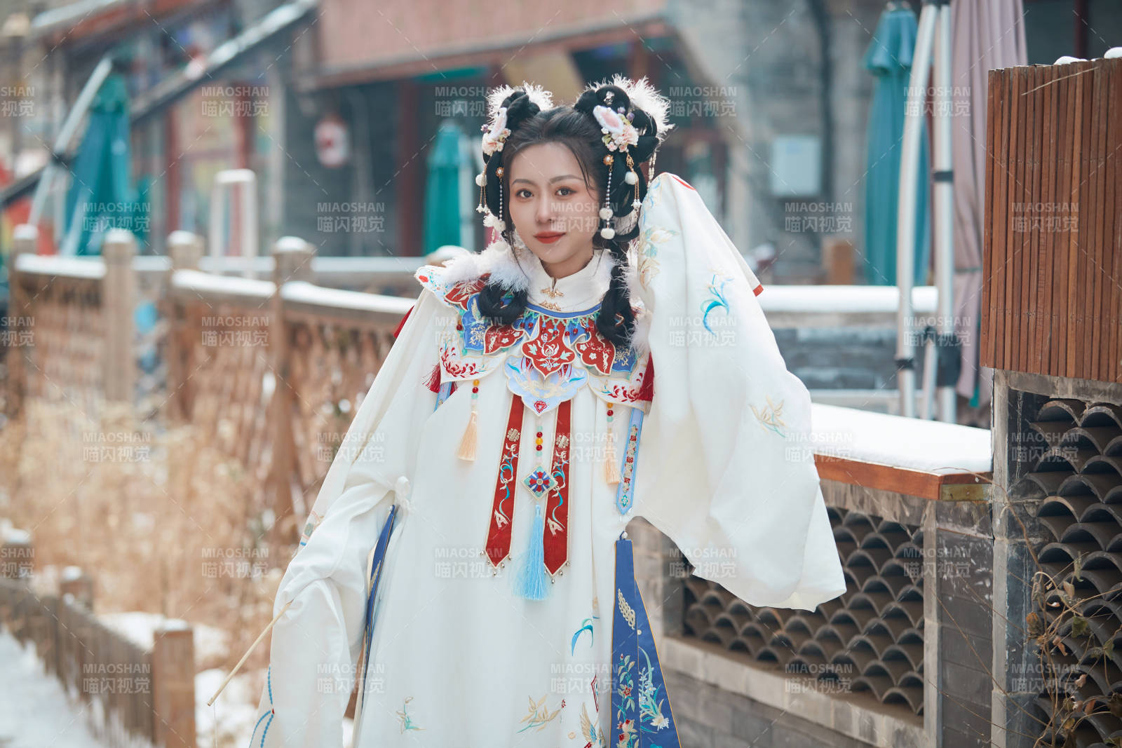 大雪后户外身穿明朝汉服的亚洲少女图片