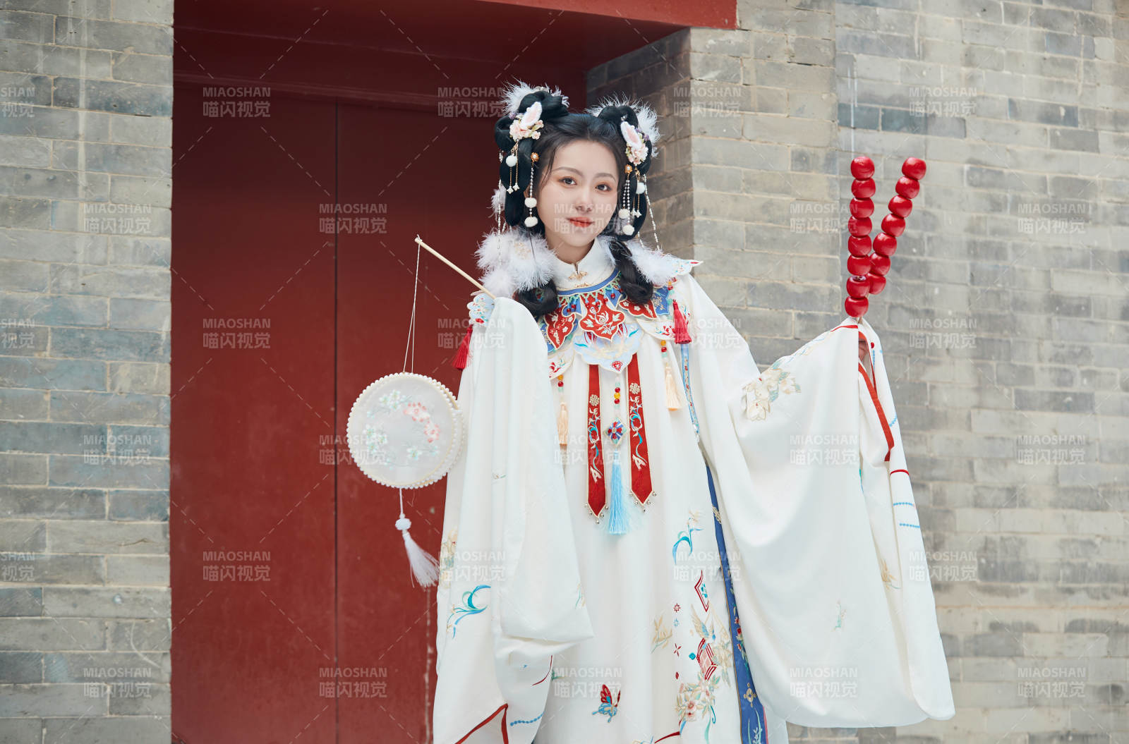 大雪后户外身穿明朝汉服的亚洲少女图片