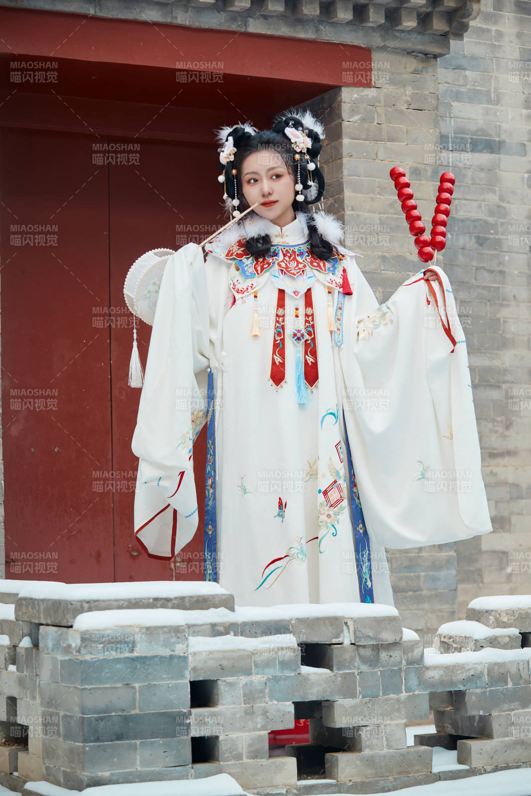 大雪后户外身穿明朝汉服的亚洲少女图片