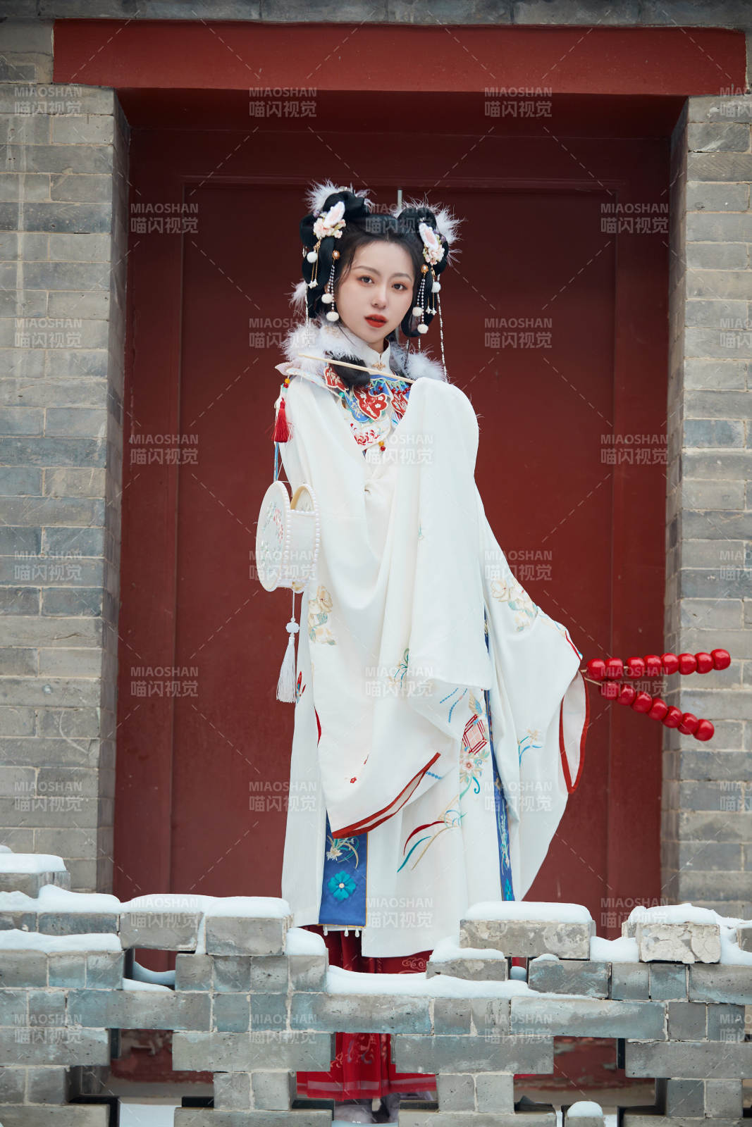 大雪后户外身穿明朝汉服的亚洲少女图片
