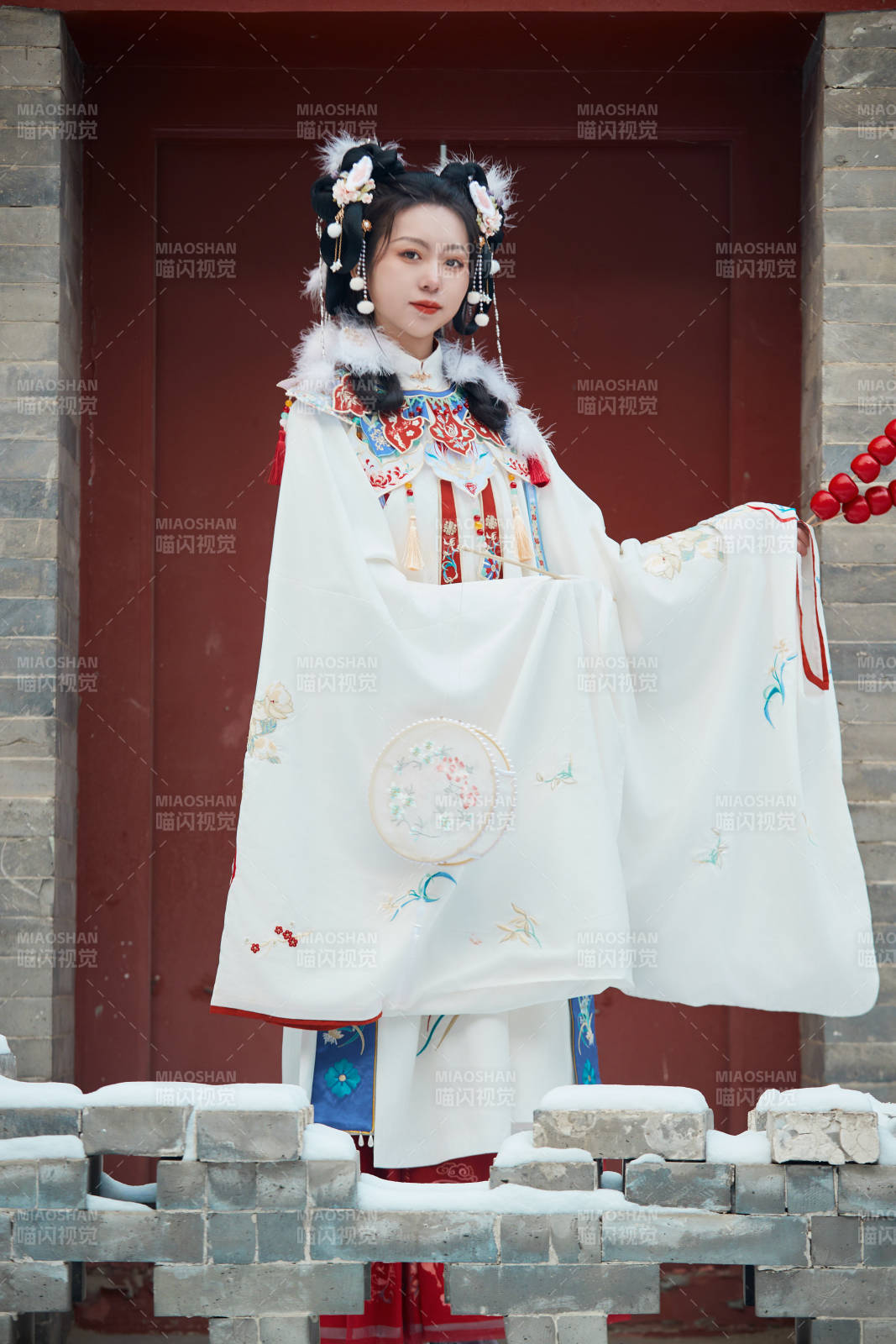 大雪后户外身穿明朝汉服的亚洲少女图片