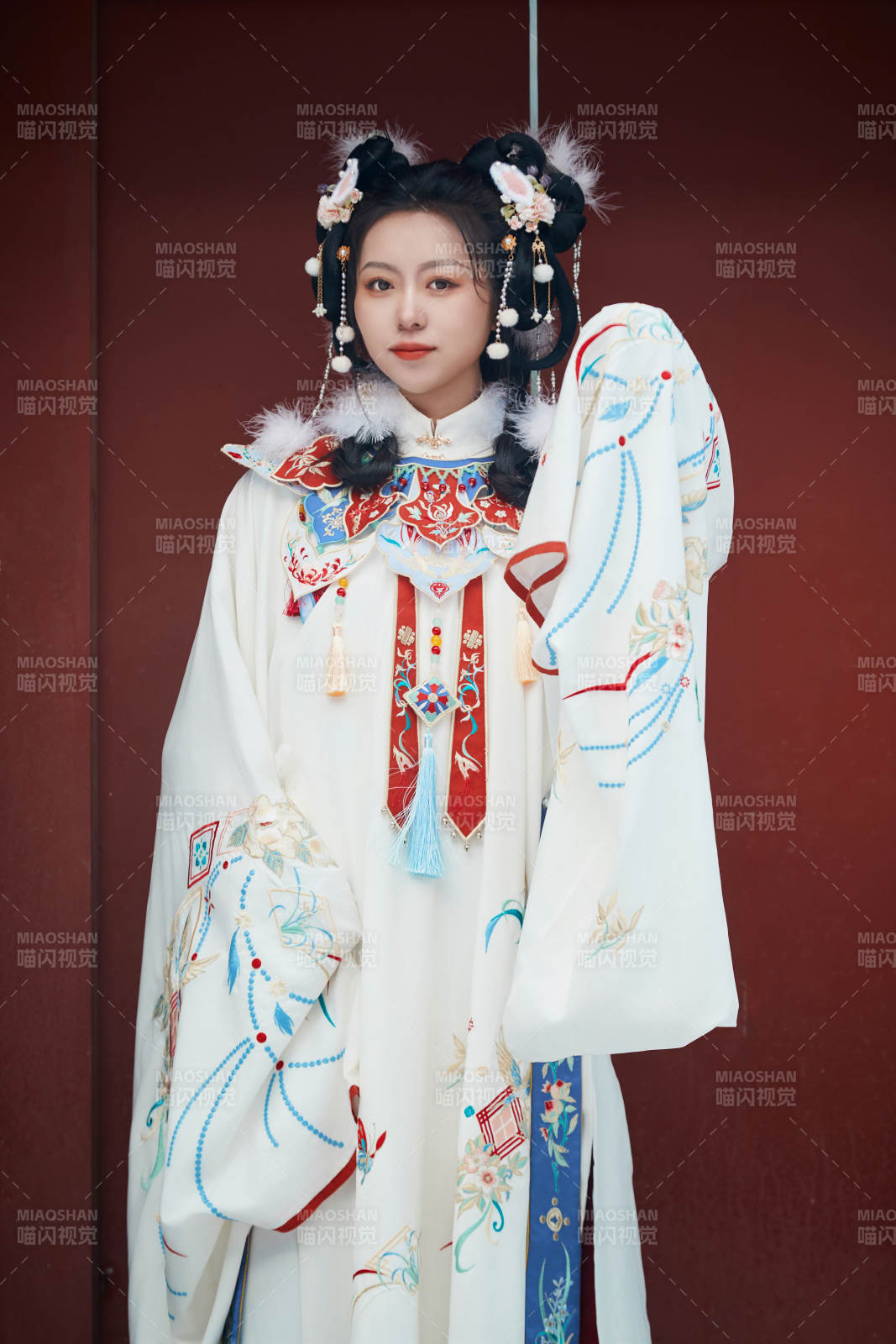 大雪后户外身穿明朝汉服的亚洲少女图片