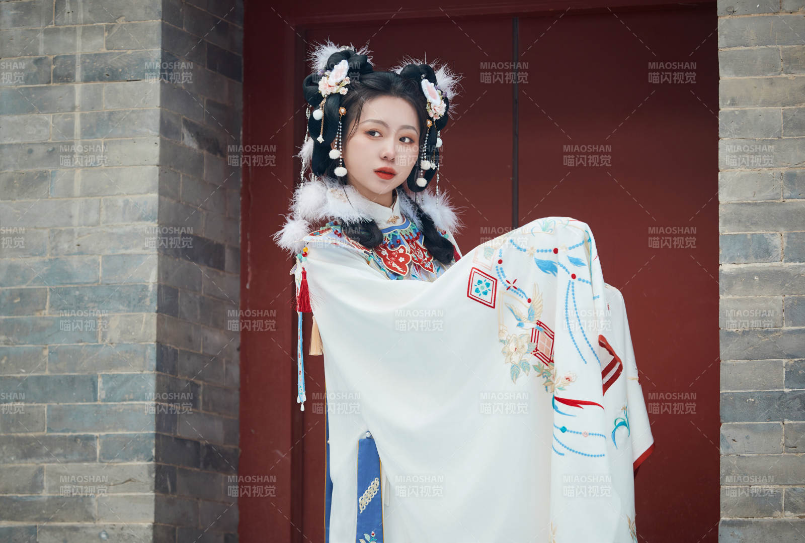 大雪后户外身穿明朝汉服的亚洲少女图片