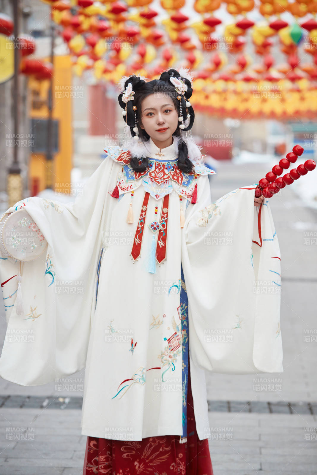 大雪后户外身穿明朝汉服的亚洲少女图片