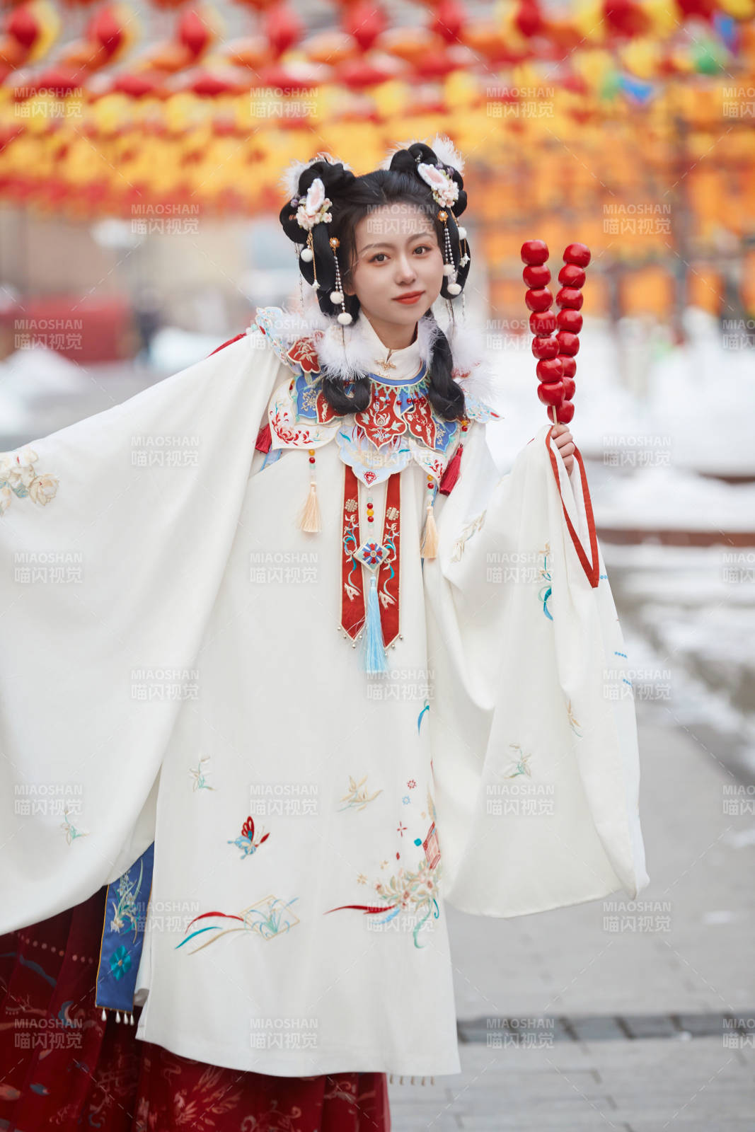 大雪后户外身穿明朝汉服的亚洲少女图片