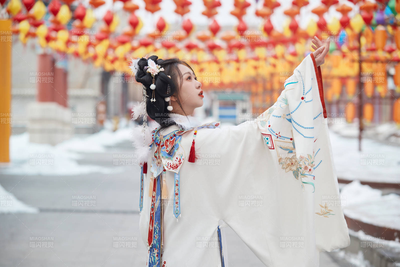 大雪后户外身穿明朝汉服的亚洲少女图片