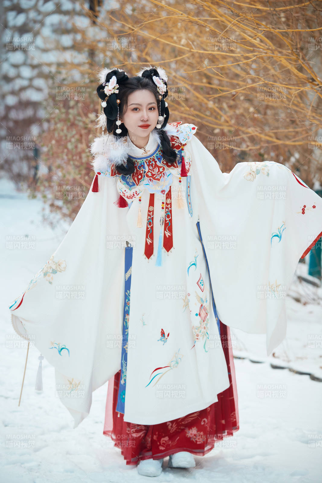 大雪后户外身穿明朝汉服的亚洲少女图片