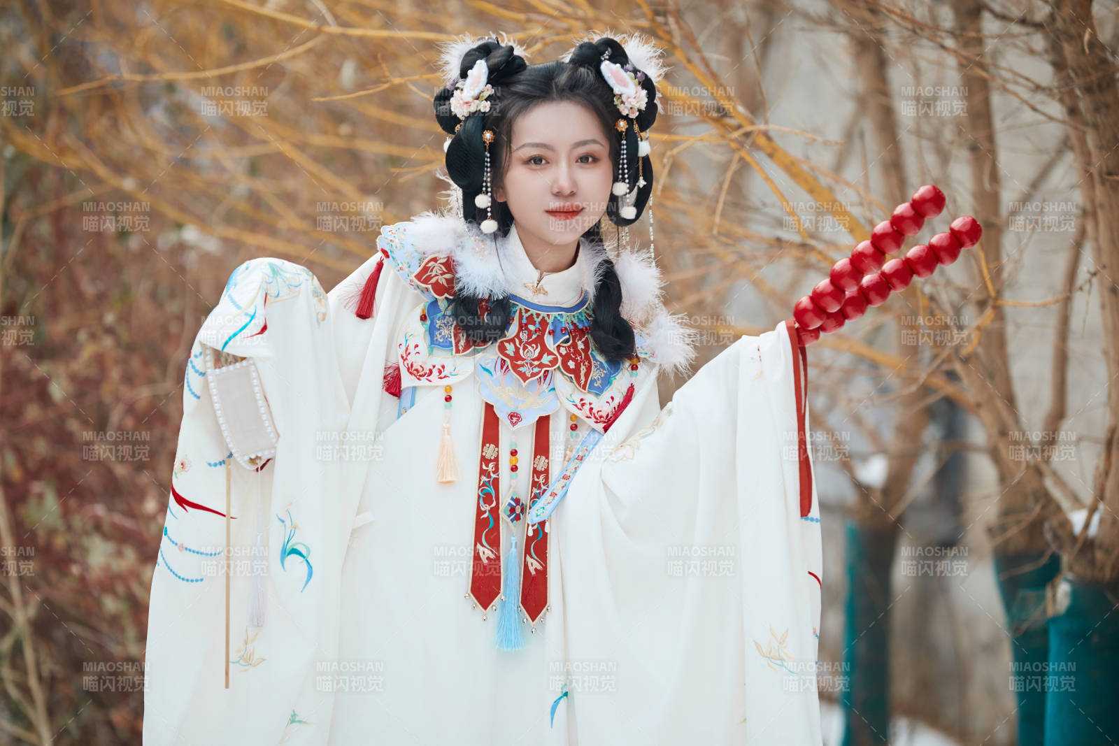 大雪后户外身穿明朝汉服的亚洲少女图片