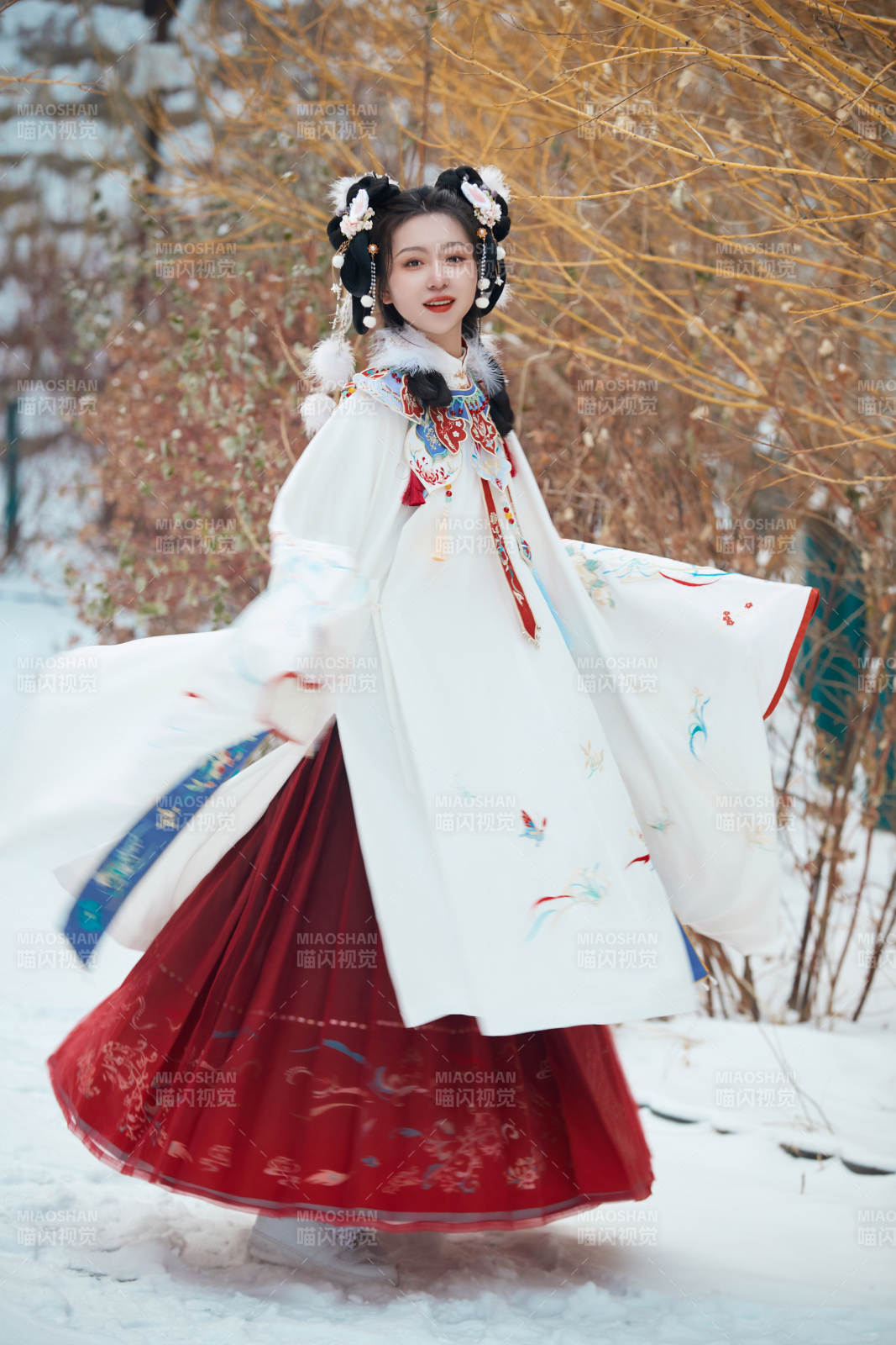 大雪后户外身穿明朝汉服的亚洲少女图片